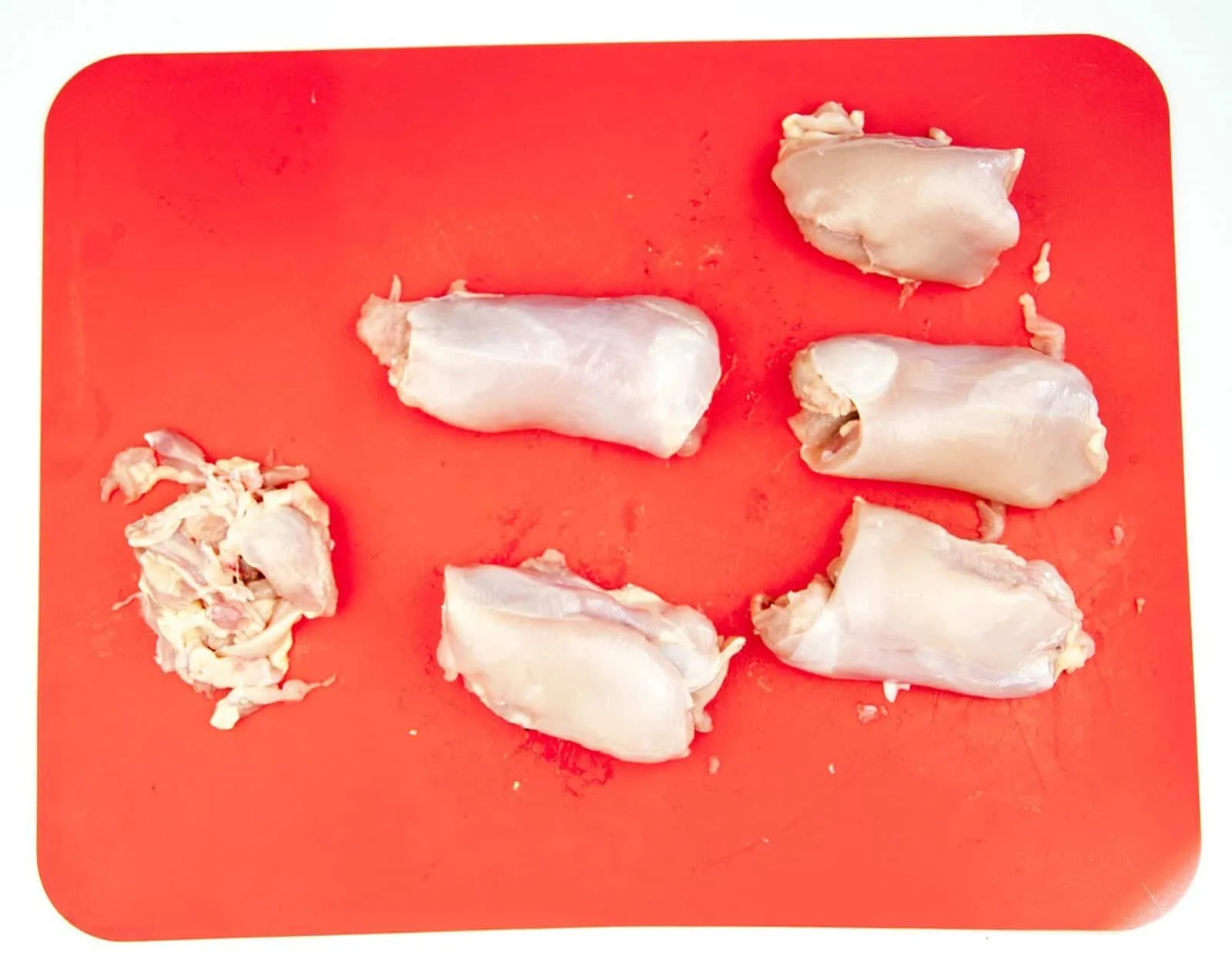 This Chinese chicken thigh recipe is so simple and wonderfully tasty. A marinade of honey, soy sauce, ginger, garlic and sesame. Sounds fantastic right? Yum! | theyumyumclub.com