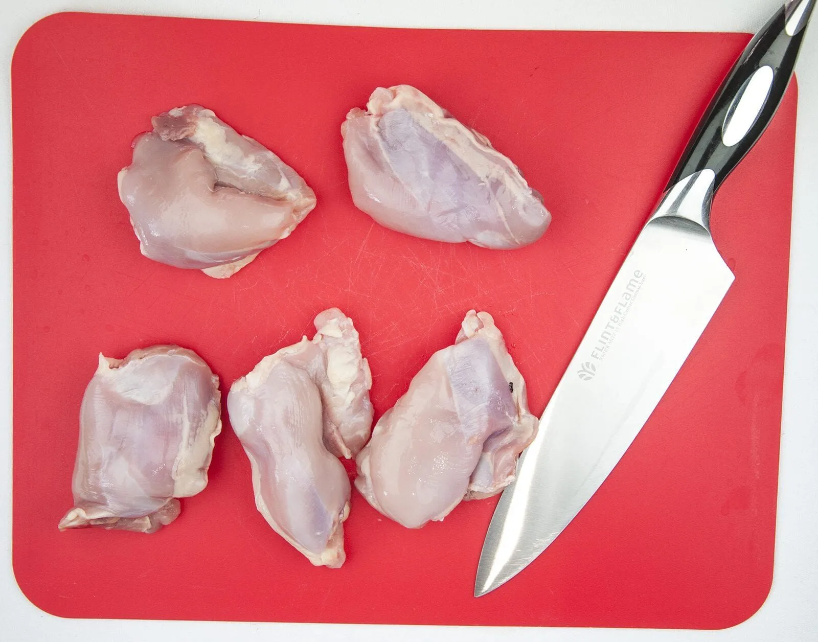 This Chinese chicken thigh recipe is so simple and wonderfully tasty. A marinade of honey, soy sauce, ginger, garlic and sesame. Sounds fantastic right? Yum! | theyumyumclub.com
