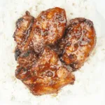 This Chinese chicken thigh recipe is so simple and wonderfully tasty. A marinade of honey, soy sauce, ginger, garlic and sesame. Sounds fantastic right? Yum! | theyumyumclub.com