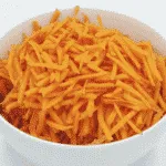 This spicy carrot, sesame and scallion salad is so simple and so healthy. 3 ingredients for the salad, 4 ingredeints for the spicy dressing, and just over 200 calories per bowl. Yum! | theyumyumclub.com
