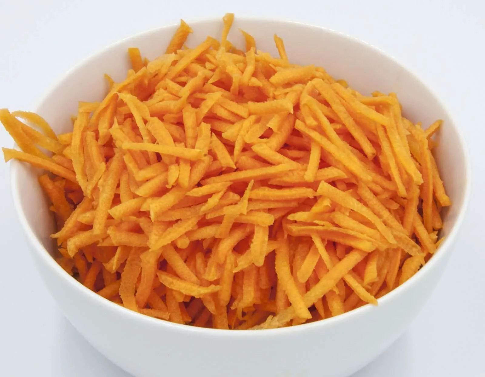 This spicy carrot, sesame and scallion salad is so simple and so healthy. 3 ingredients for the salad, 4 ingredeints for the spicy dressing, and just over 200 calories per bowl. Yum! | theyumyumclub.com