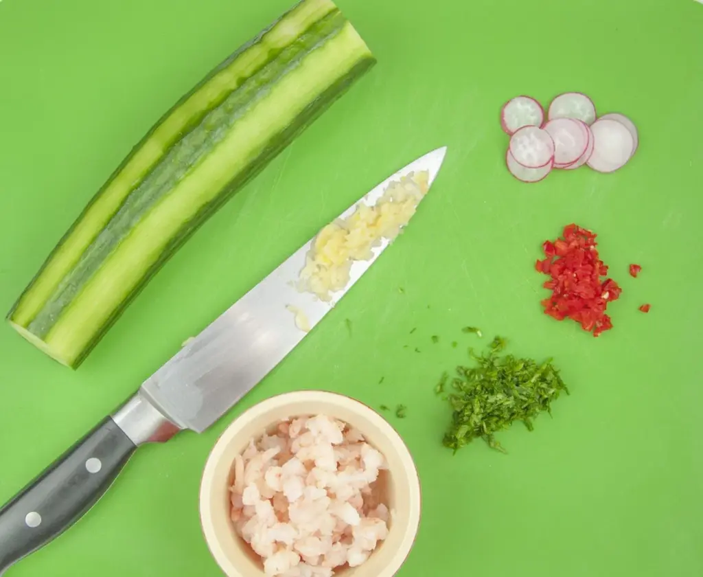 Cucumber potted shrimp. Serve as a delicious appetizer for your dinner party or as a simple nibble as your guests arrive. Shrimp, garlic and chilli all served in fresh cucumber. Yum! | theyumyumclub.com