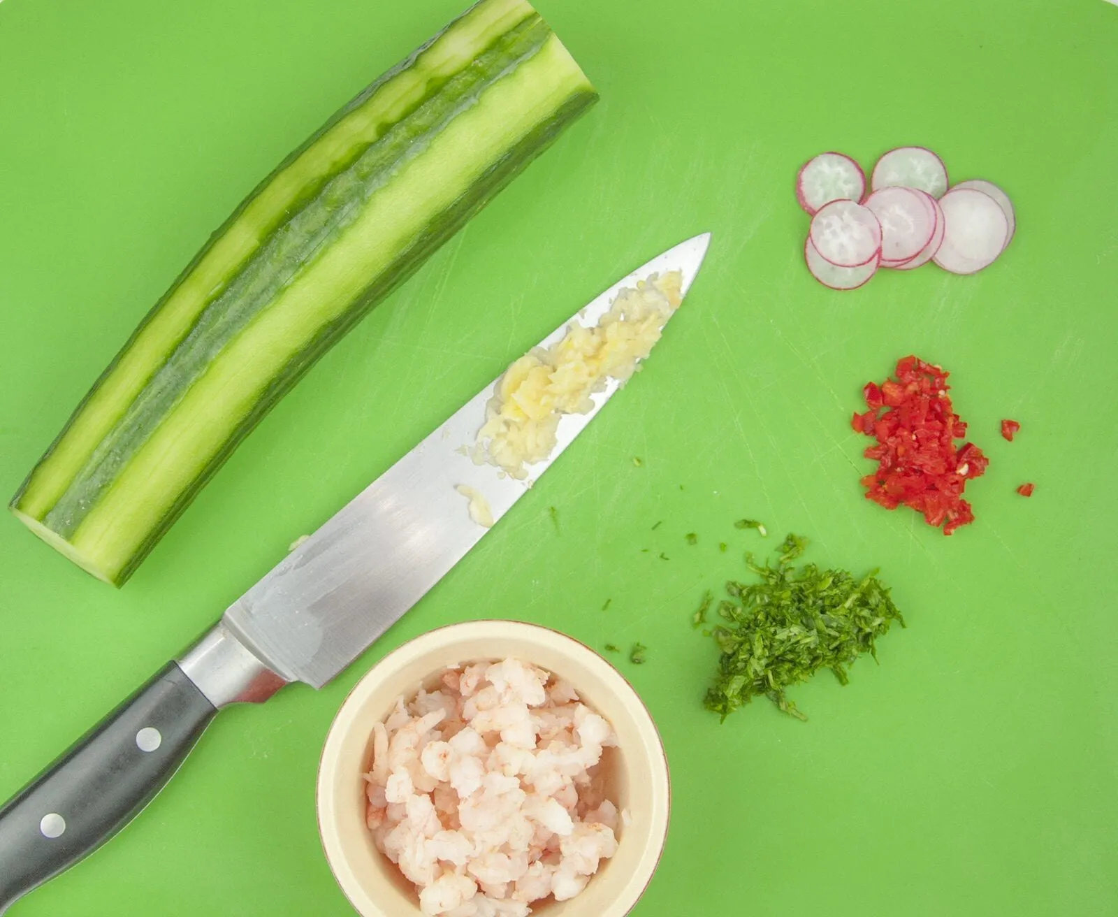 Cucumber potted shrimp. Serve as a delicious appetizer for your dinner party or as a simple nibble as your guests arrive. Shrimp, garlic and chilli all served in fresh cucumber. Yum! | theyumyumclub.com