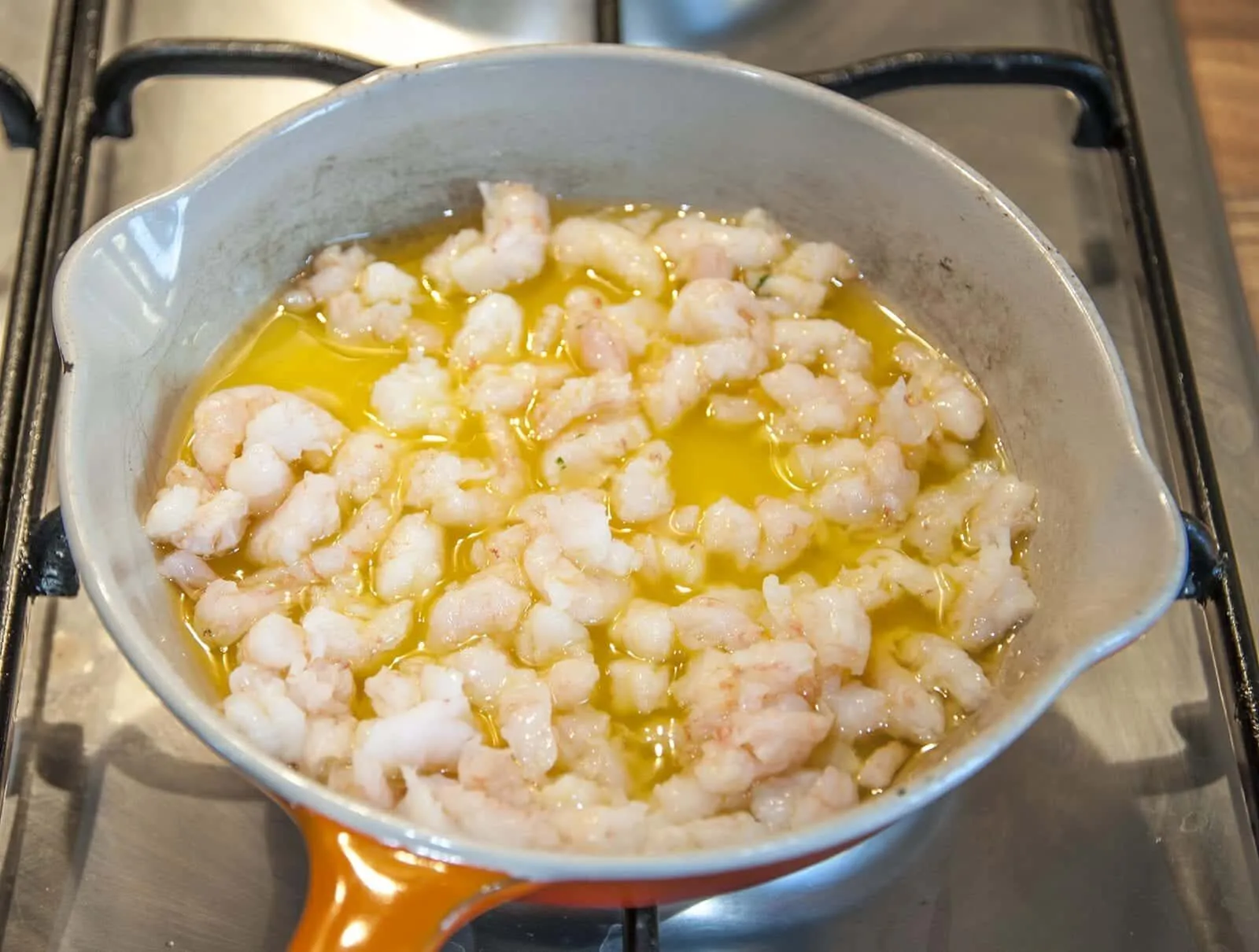 Cucumber potted shrimp. Serve as a delicious appetizer for your dinner party or as a simple nibble as your guests arrive. Shrimp, garlic and chilli all served in fresh cucumber. Yum! | theyumyumclub.com