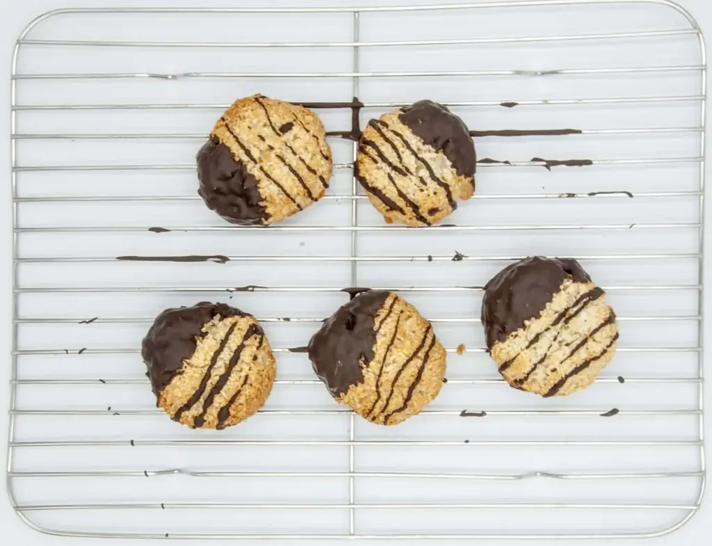 https://theyumyumclub.com/2019/02/05/chocolate-dipped-coconut-macaroons/