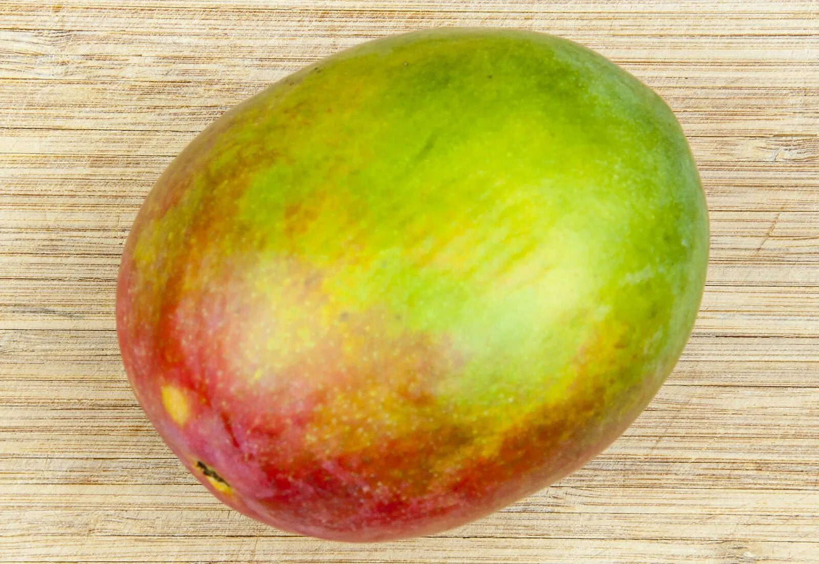 Ever wondered how to prepare a mango like in those wonderful tropical fruit displays you see at fancy buffets? It's easy. Just follow this simple tutorial... | theyumyumclub.com
