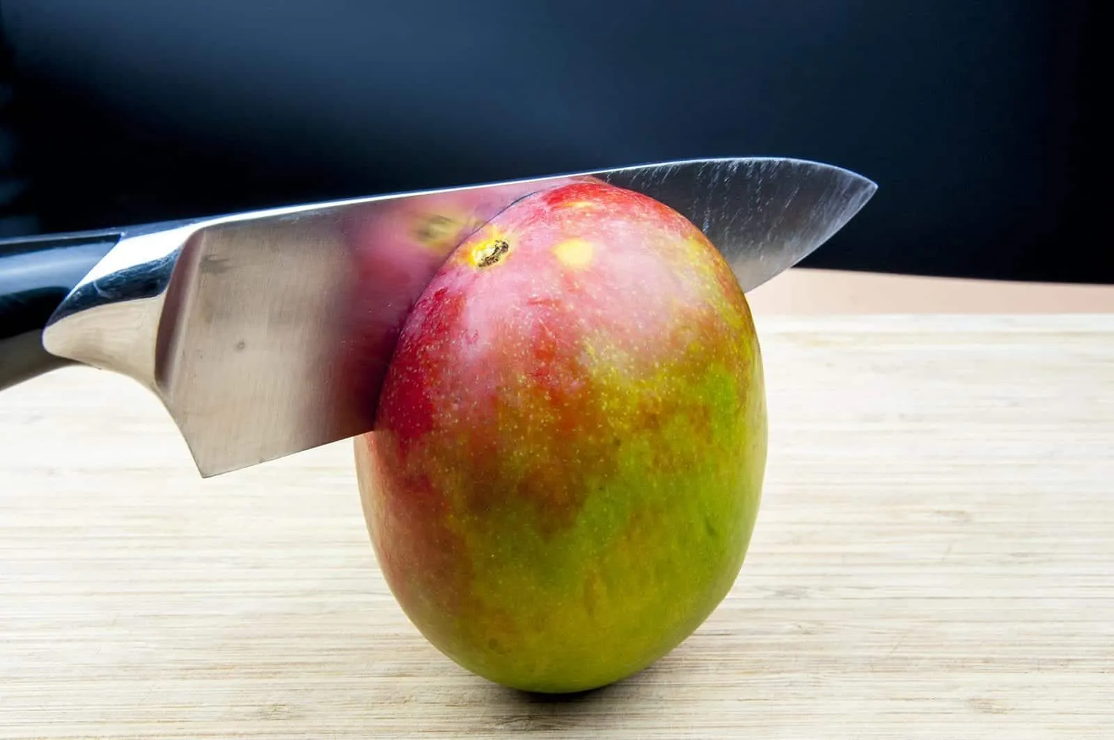 Ever wondered how to prepare a mango like in those wonderful tropical fruit displays you see at fancy buffets? It's easy. Just follow this simple tutorial... | theyumyumclub.com