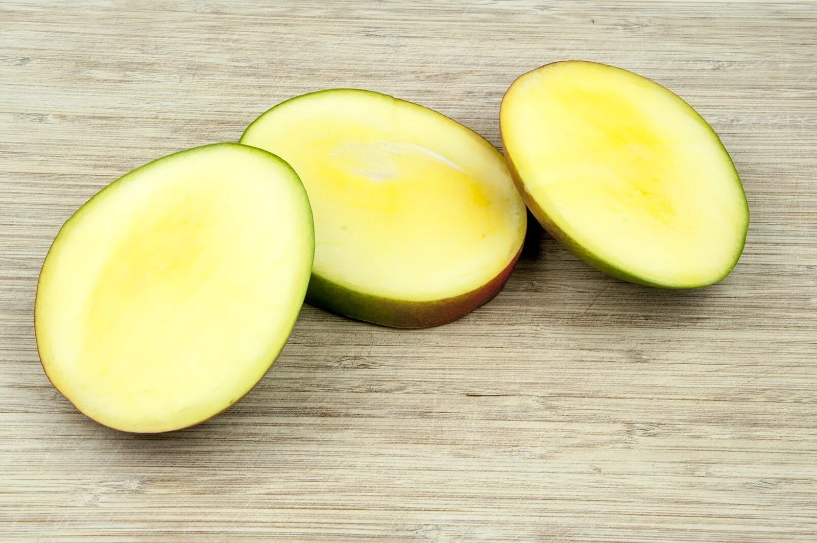 Ever wondered how to prepare a mango like in those wonderful tropical fruit displays you see at fancy buffets? It's easy. Just follow this simple tutorial... | theyumyumclub.com