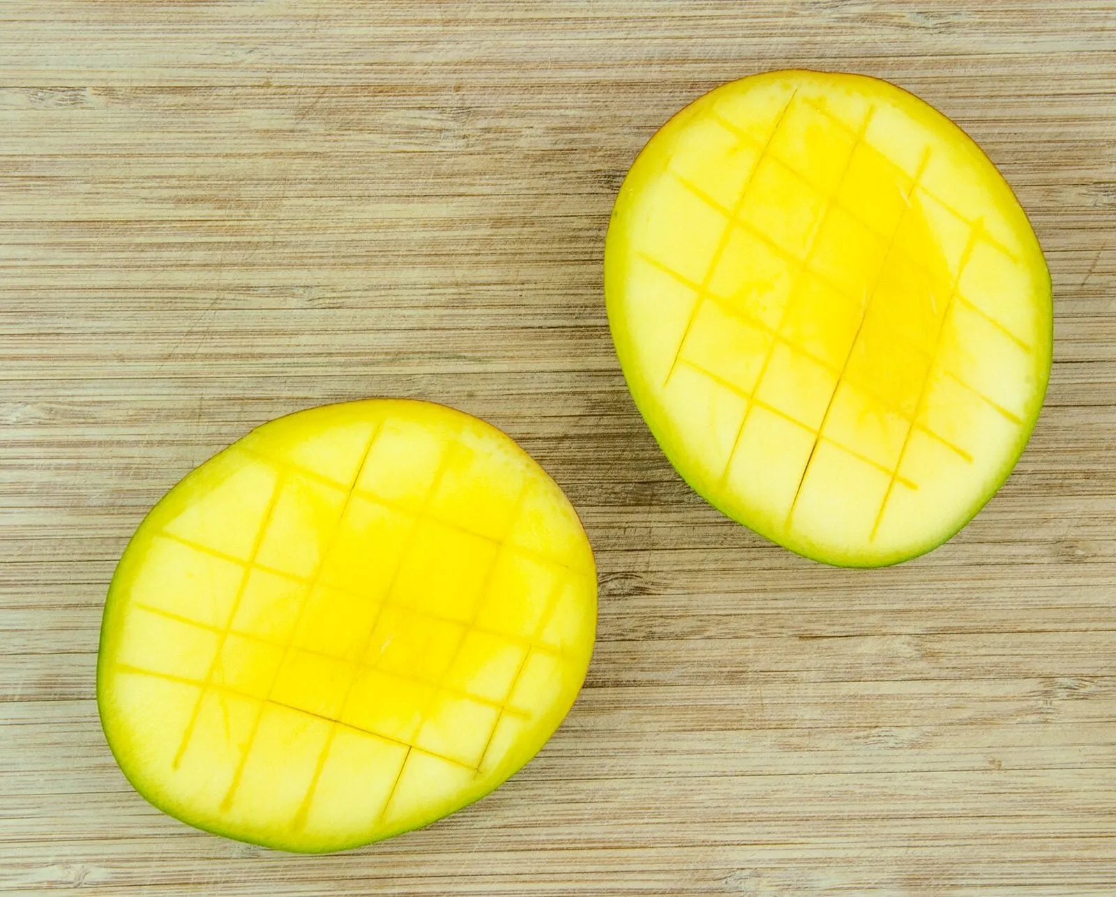 Ever wondered how to prepare a mango like in those wonderful tropical fruit displays you see at fancy buffets? It's easy. Just follow this simple tutorial... | theyumyumclub.com