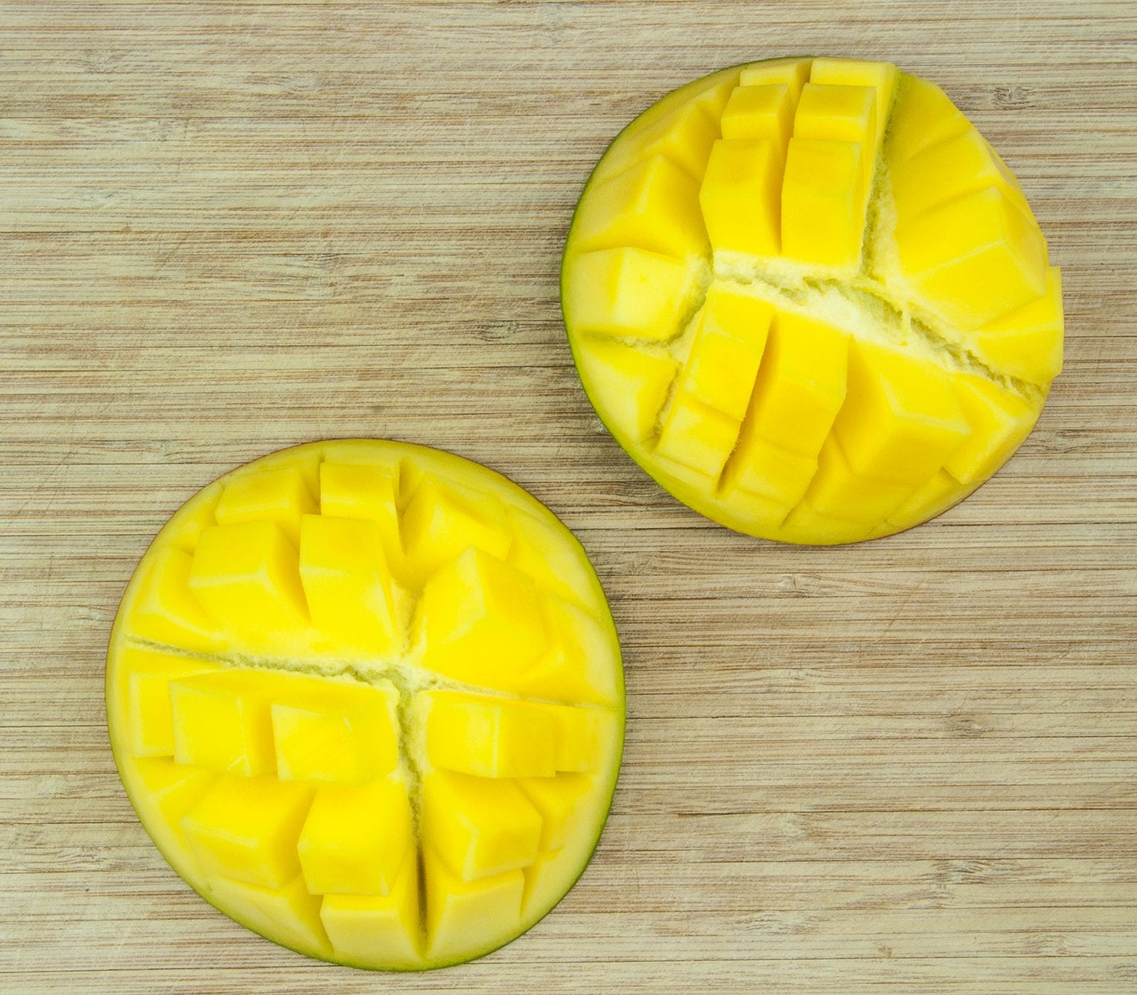 Ever wondered how to prepare a mango like in those wonderful tropical fruit displays you see at fancy buffets? It's easy. Just follow this simple tutorial... | theyumyumclub.com