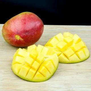 Ever wondered how to prepare a mango like in those wonderful tropical fruit displays you see at fancy buffets? It's easy. Just follow this simple tutorial... | theyumyumclub.com