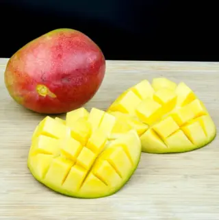 Ever wondered how to prepare a mango like in those wonderful tropical fruit displays you see at fancy buffets? It's easy. Just follow this simple tutorial... | theyumyumclub.com