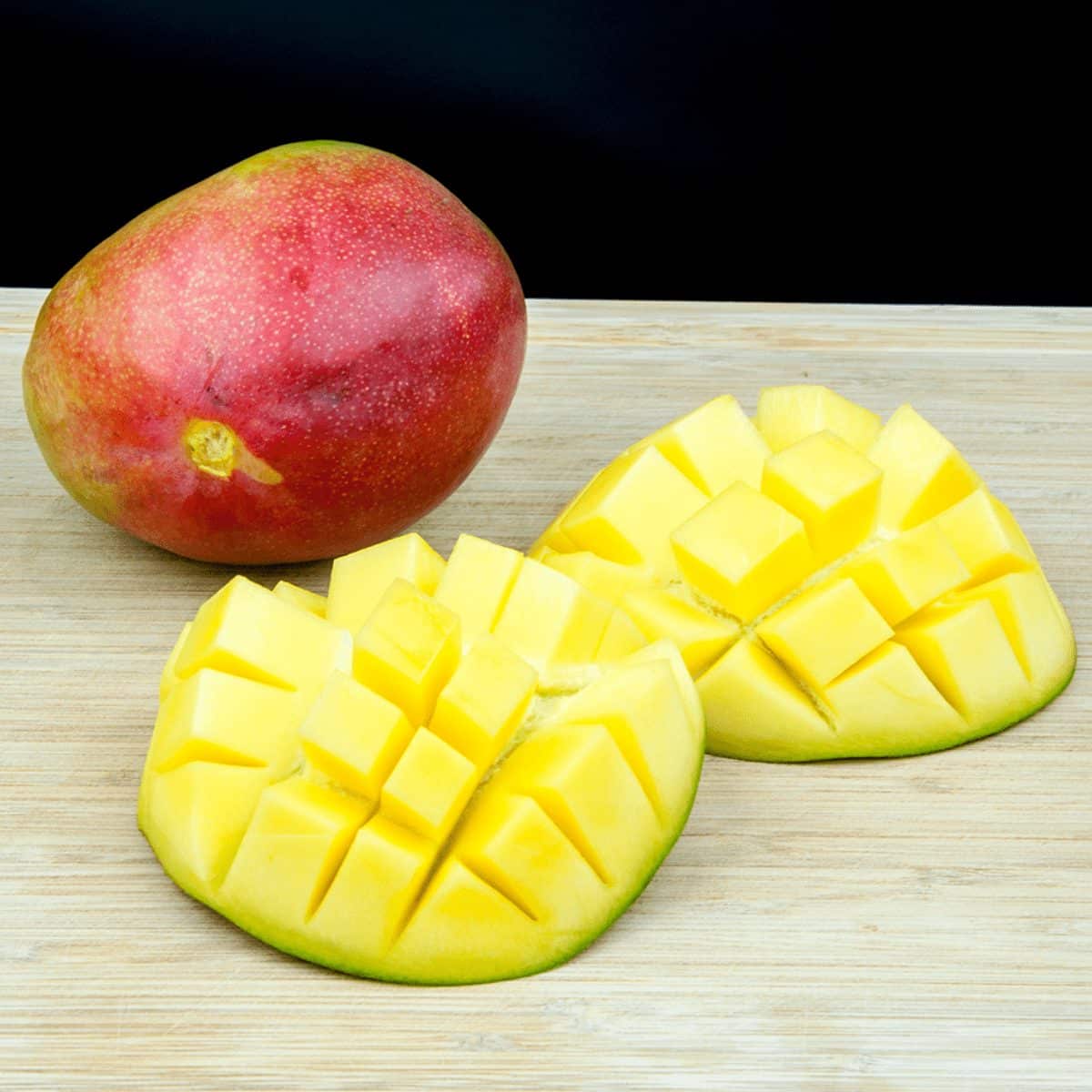 Ever wondered how to prepare a mango like in those wonderful tropical fruit displays you see at fancy buffets? It's easy. Just follow this simple tutorial... | theyumyumclub.com