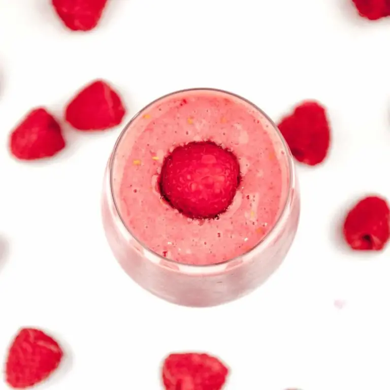 Raspberry and pineapple smoothie, with a little surprise! Banana to add texture and a wonderful hint of cinnamon to taste. A great start to the day. Yum! | theyumyumclub.com