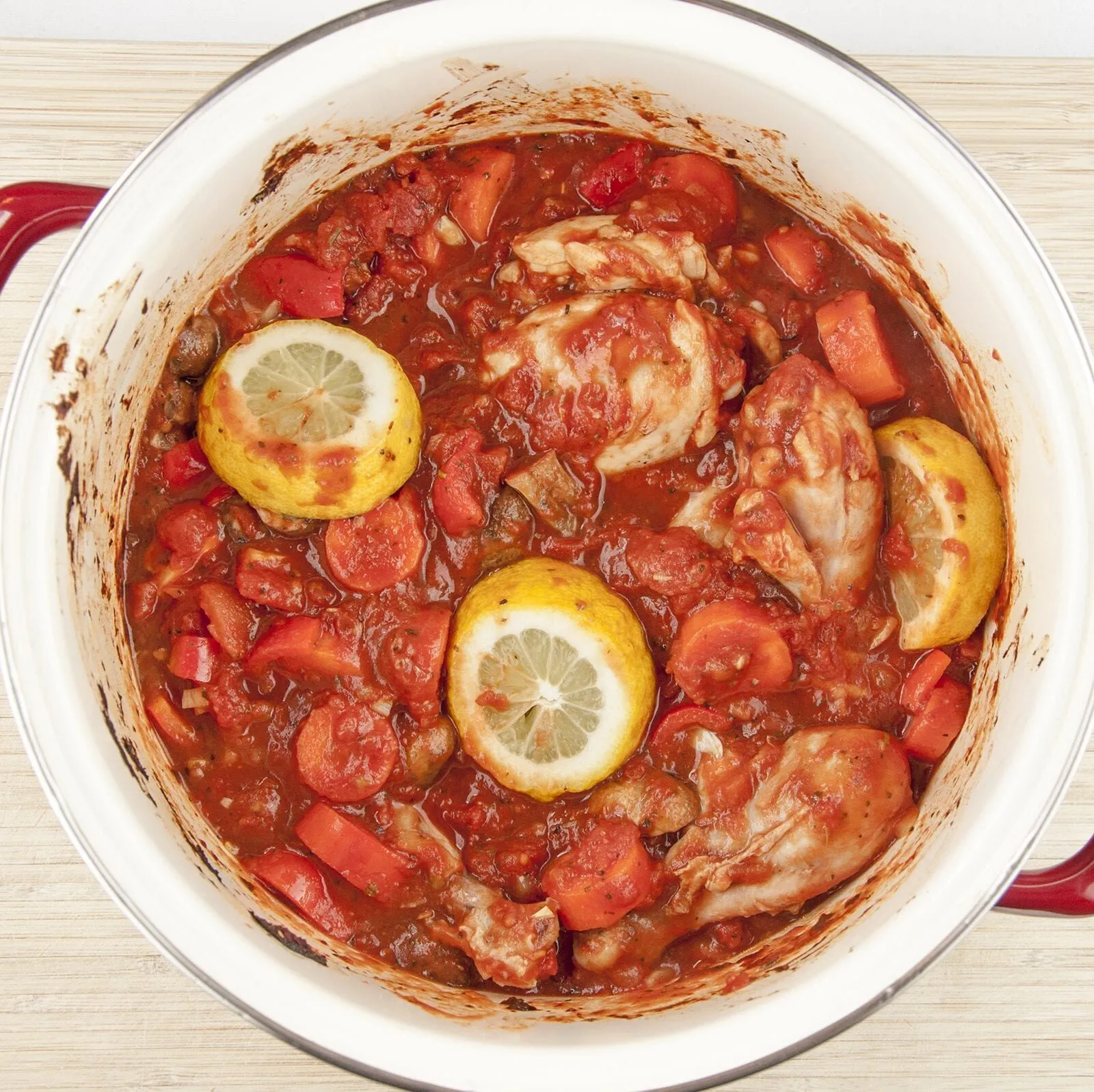 Sweet pepper & lemon chicken cacciatore. An Italian take on a French classic. Chicken thighs cooked in traditional tomato and herb sauce. Yum! | theyumyumclub.com
