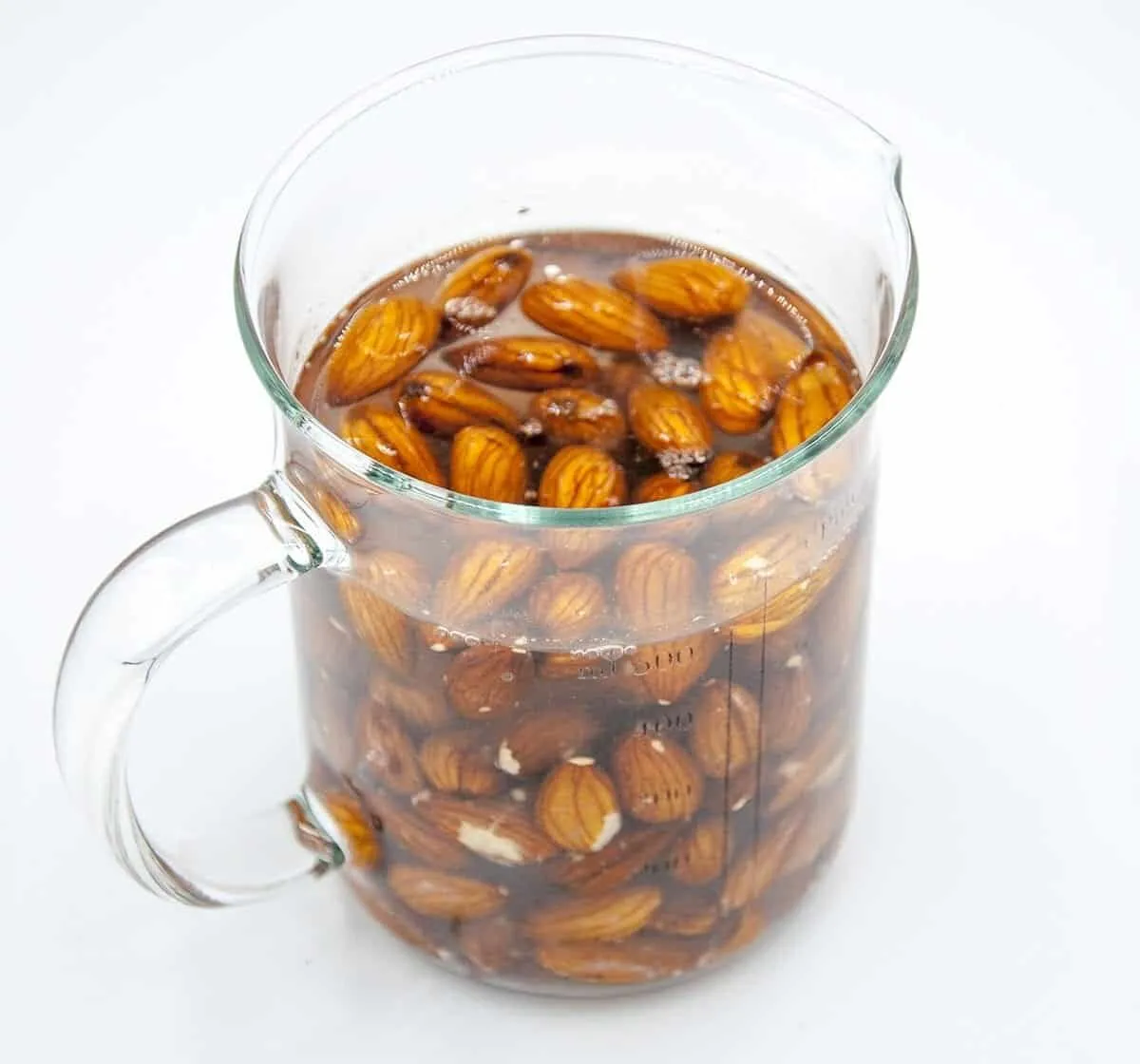 Ever wondered how to make your own almond milk? Believe me, it's easier than milking a cow! Diary free goodness in your own kitchen. And the kids can help too! | theyumyumclub.com