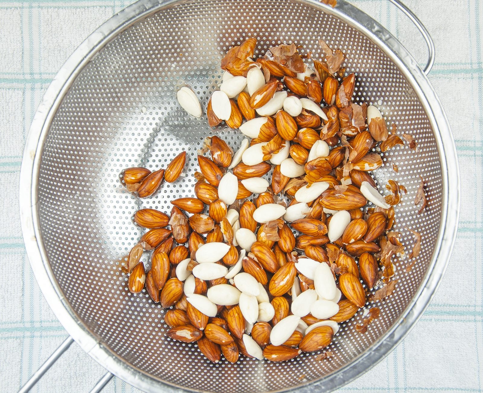 Ever wondered how to make your own almond milk? Believe me, it's easier than milking a cow! Diary free goodness in your own kitchen. And the kids can help too! | theyumyumclub.com