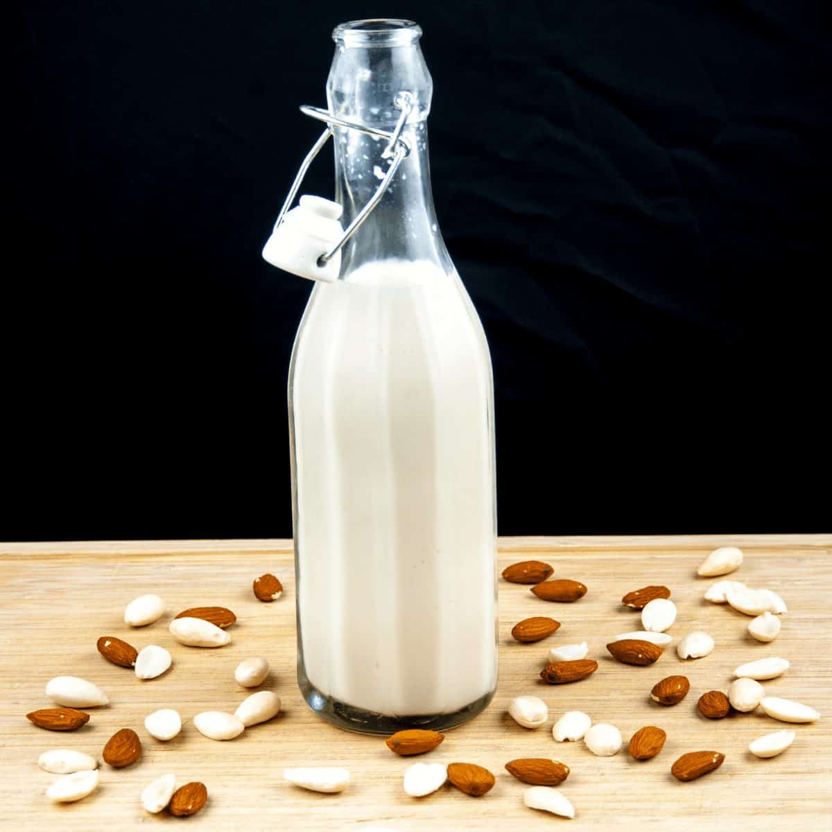 Ever wondered how to make your own almond milk? Believe me, it's easier than milking a cow! Diary free goodness in your own kitchen. And the kids can help too! | theyumyumclub.com
