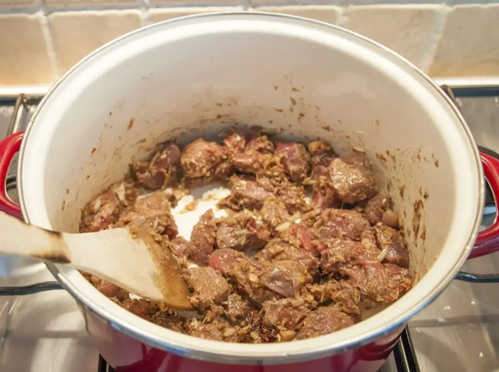 Malaysian beef rendang is a classic tasty South East Asian recipe. The sweet taste of coconut combined with chilli, ginger and eastern spices. Yum! | theyumyumclub.com