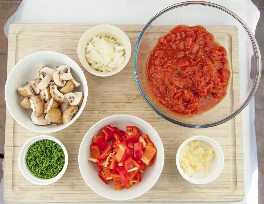 Sweet pepper & lemon chicken cacciatore. An Italian take on a French classic. Chicken thighs cooked in traditional tomato and herb sauce. Yum! | theyumyumclub.com