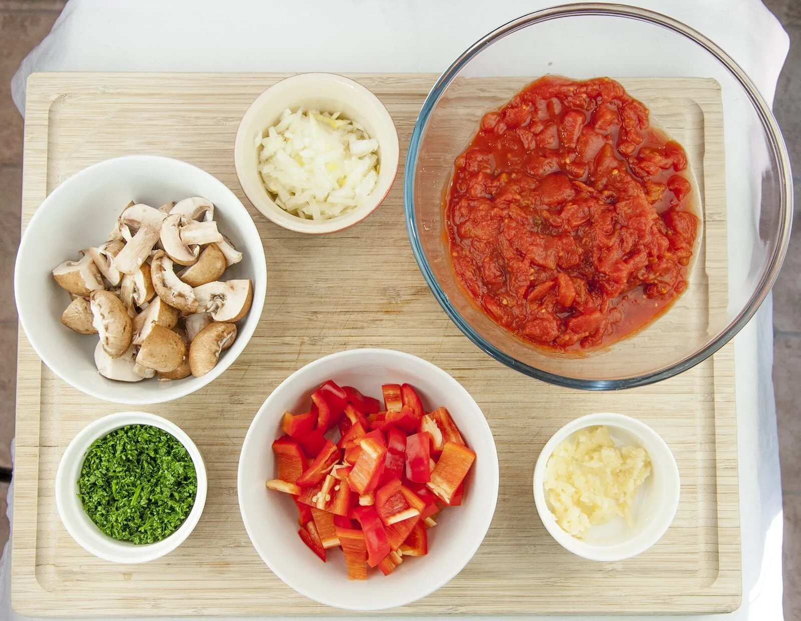 Sweet pepper & lemon chicken cacciatore. An Italian take on a French classic. Chicken thighs cooked in traditional tomato and herb sauce. Yum! | theyumyumclub.com
