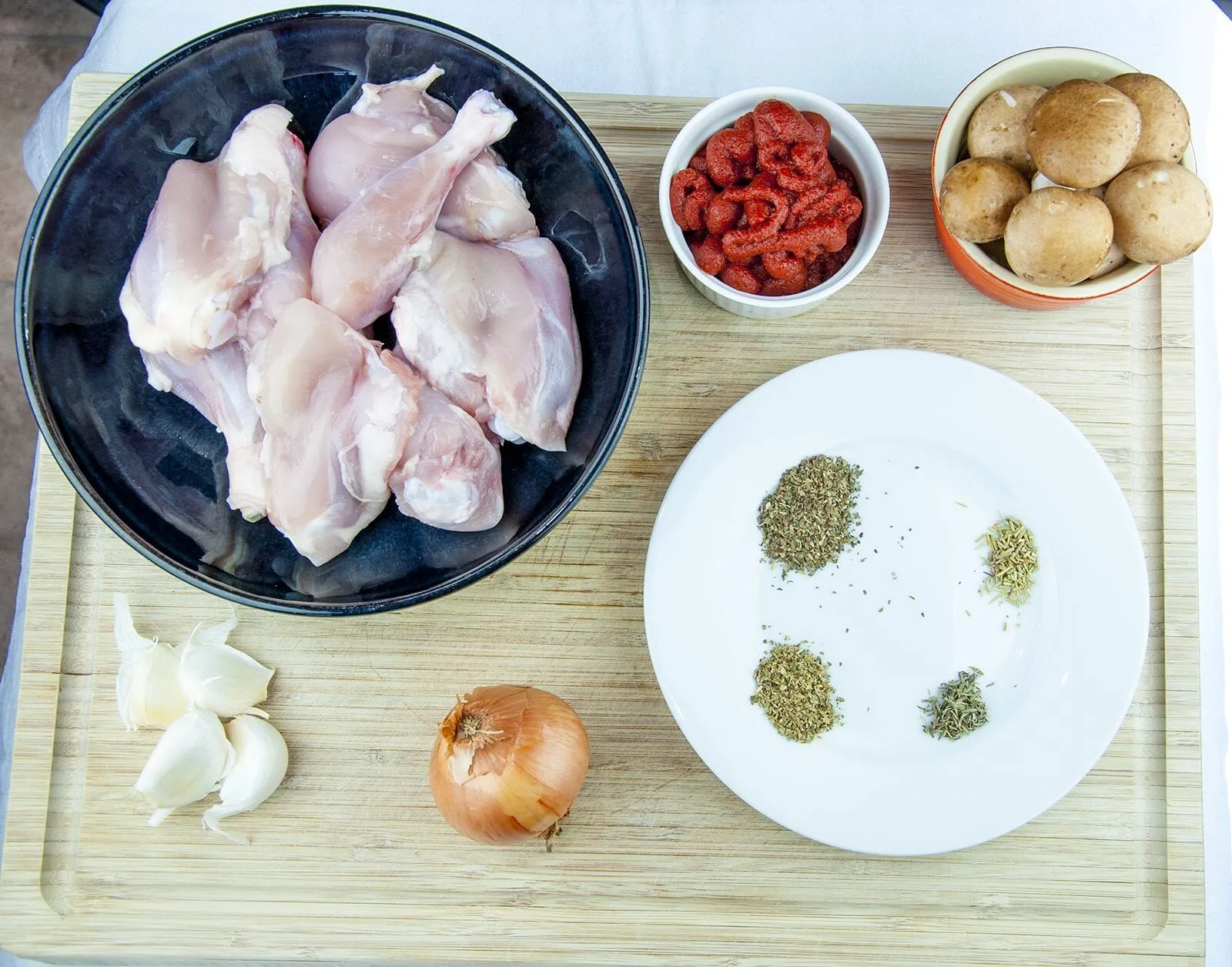 Sweet pepper & lemon chicken cacciatore. An Italian take on a French classic. Chicken thighs cooked in traditional tomato and herb sauce. Yum! | theyumyumclub.com