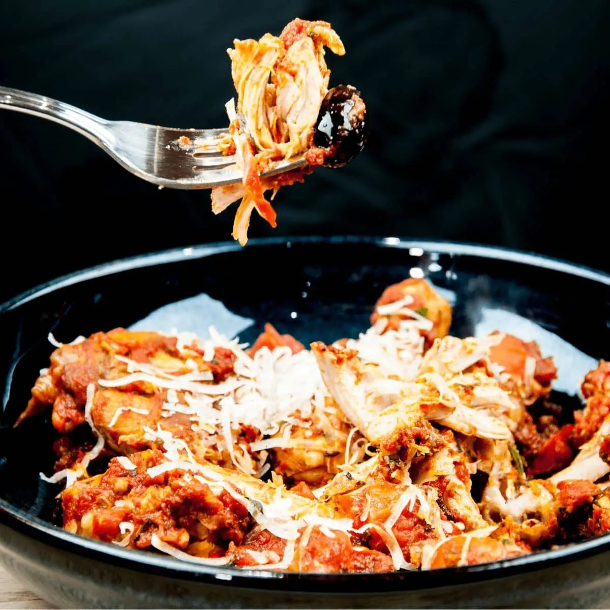 Sweet pepper & lemon chicken cacciatore. An Italian take on a French classic. Chicken thighs cooked in traditional tomato and herb sauce. Yum! | theyumyumclub.com
