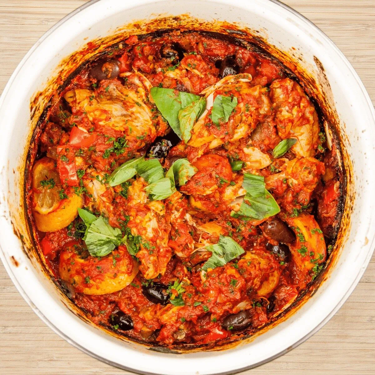 Sweet pepper & lemon chicken cacciatore. An Italian take on a French classic. Chicken thighs cooked in traditional tomato and herb sauce. Yum! | theyumyumclub.com