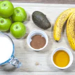Granny Smith and cinnamon smoothie. The freshness of a green apple combined with spicy cinnamon. Thicken this with banana and avocado and you have a fantastic start to the day. Yum! | theyumyumclub.com
