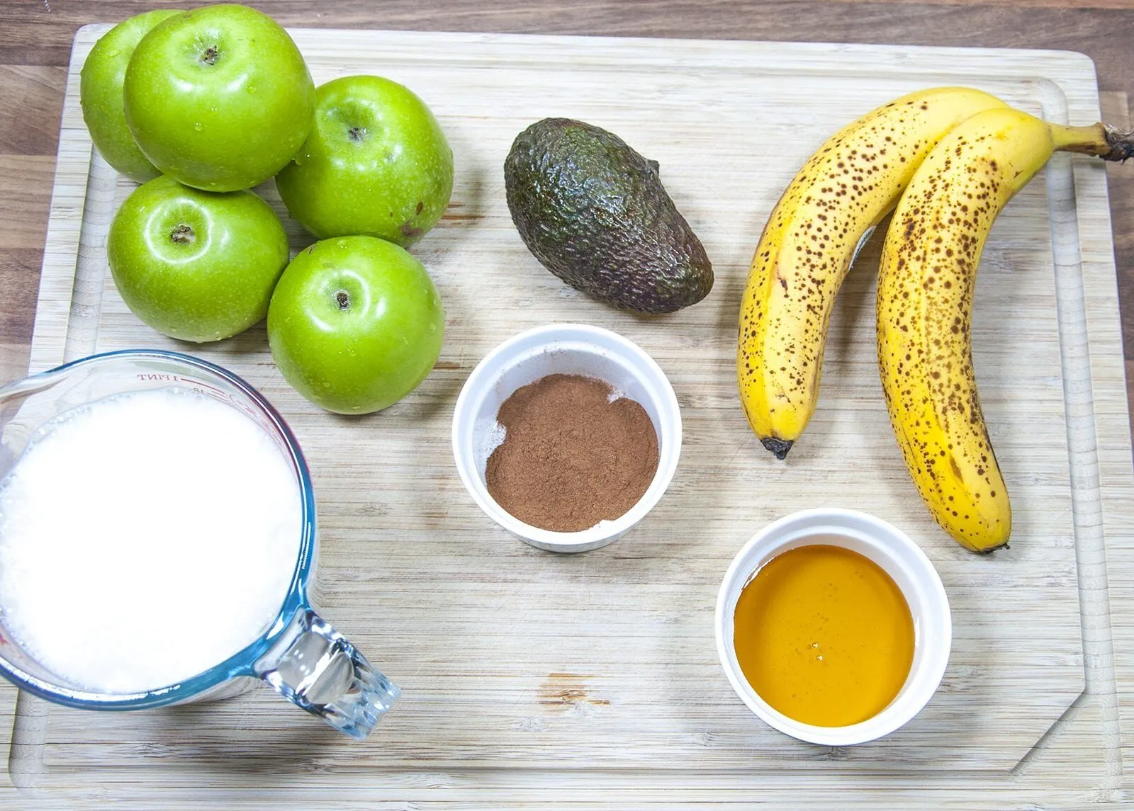 Granny Smith and cinnamon smoothie. The freshness of a green apple combined with spicy cinnamon. Thicken this with banana and avocado and you have a fantastic start to the day. Yum! | theyumyumclub.com