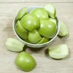 Granny Smith and cinnamon smoothie. The freshness of a green apple combined with spicy cinnamon. Thicken this with banana and avocado and you have a fantastic start to the day. Yum! | theyumyumclub.com
