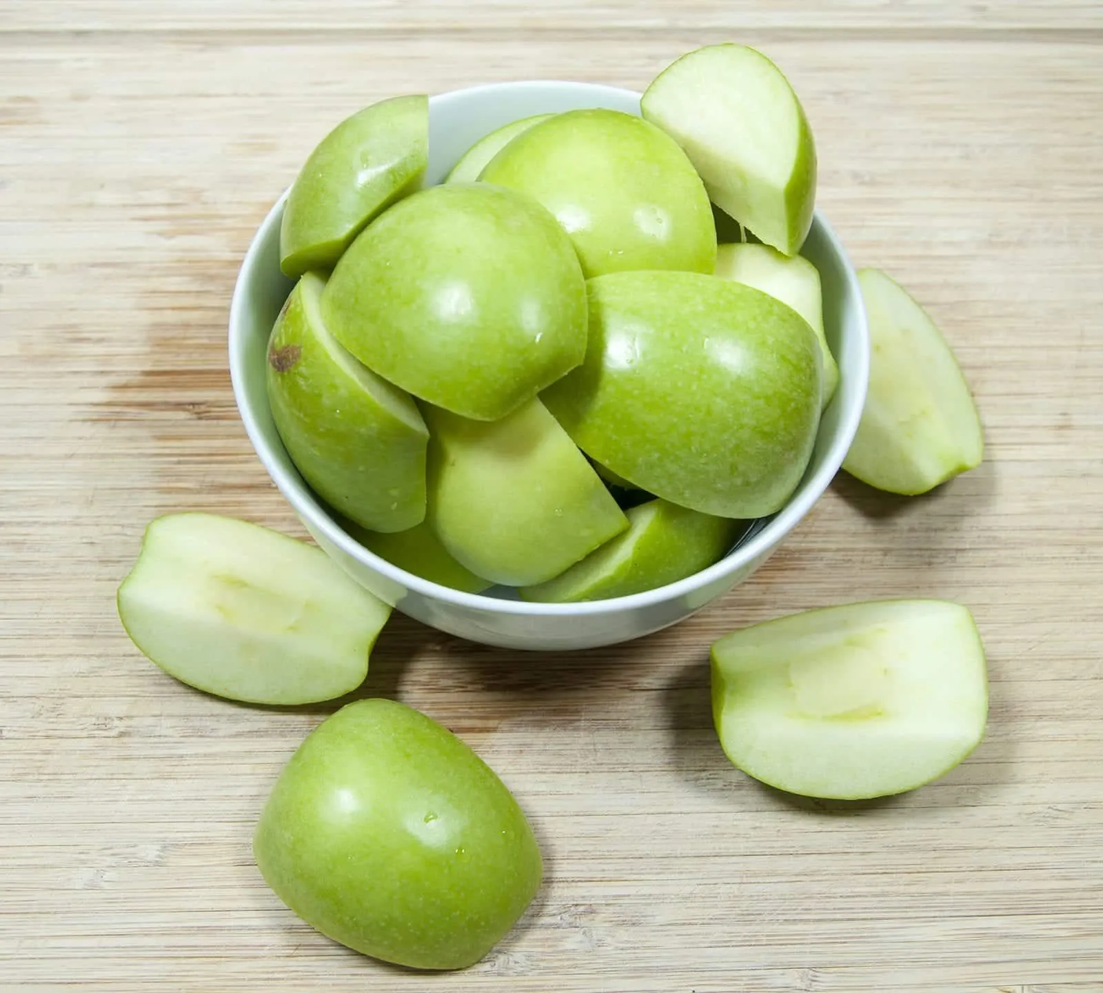 Granny Smith and cinnamon smoothie. The freshness of a green apple combined with spicy cinnamon. Thicken this with banana and avocado and you have a fantastic start to the day. Yum! | theyumyumclub.com