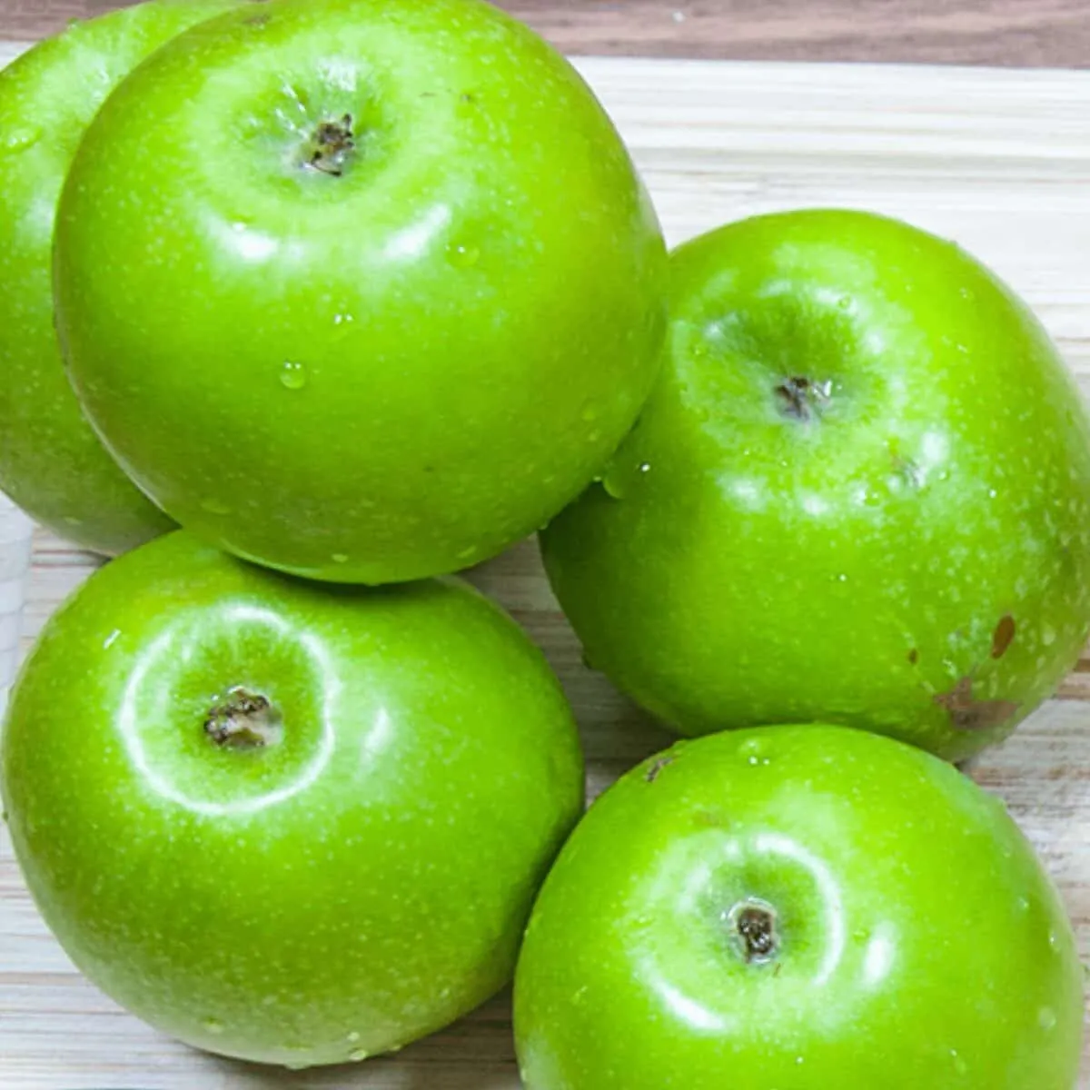 Granny Smith and cinnamon smoothie. The freshness of a green apple combined with spicy cinnamon. Thicken this with banana and avocado and you have a fantastic start to the day. Yum! | theyumyumclub.com