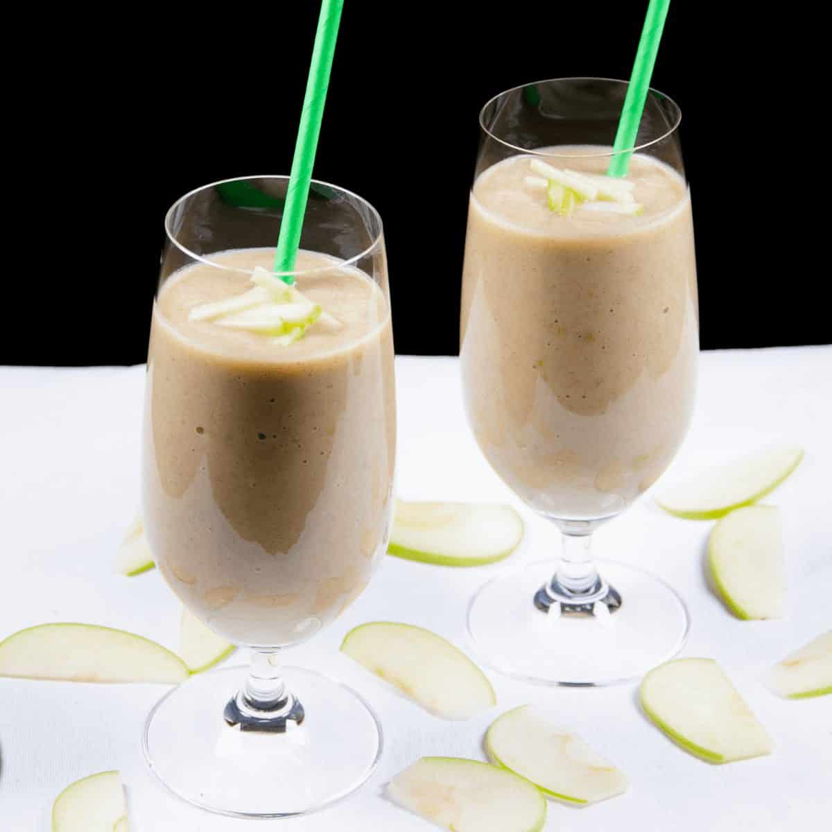 Granny Smith and cinnamon smoothie. The freshness of a green apple combined with spicy cinnamon. Thicken this with banana and avocado and you have a fantastic start to the day. Yum! | theyumyumclub.com