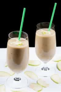 Granny Smith and cinnamon smoothie. The freshness of a green apple combined with spicy cinnamon. Thicken this with banana and avocado and you have a fantastic start to the day. Yum! | theyumyumclub.com
