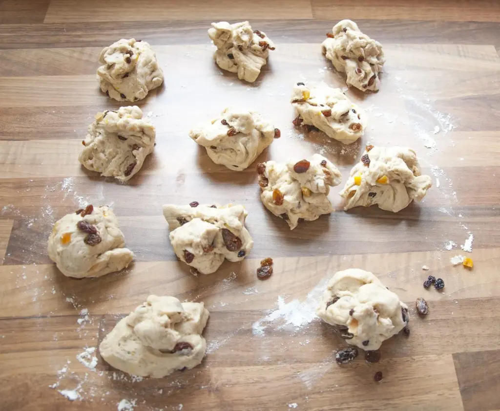 It's Easter so hot cross buns are on the menu!! What a joyous moment. Homemade hot cross buns. Simple to make and so delicious. Yum! Yum! | theyumyumclub.com