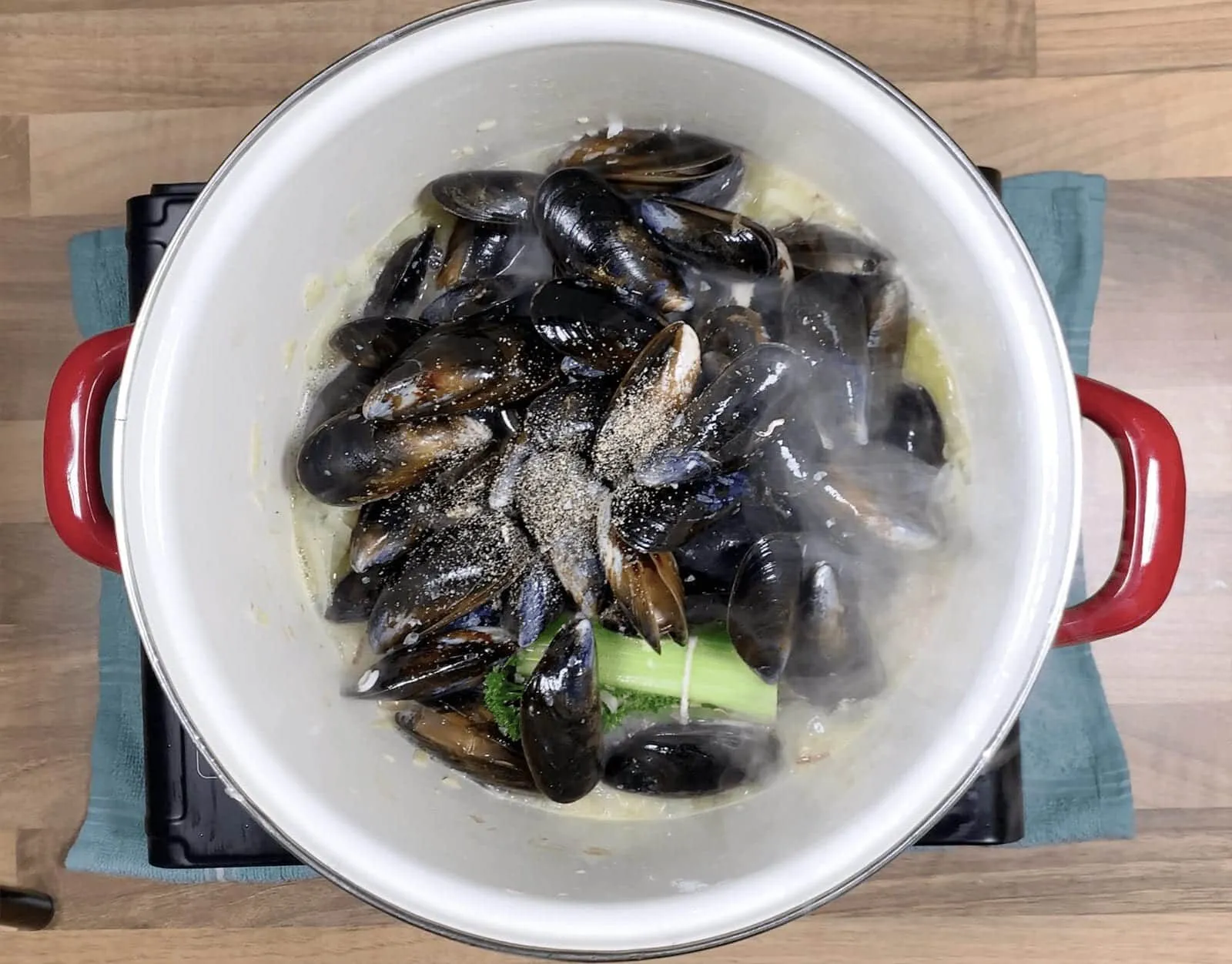 Linguine with mussels, scallops and garlic in white wine and cream is a classic Italian recipe. Serve with fresh crusty bread for dipping. Yum! | theyumyumclub.com