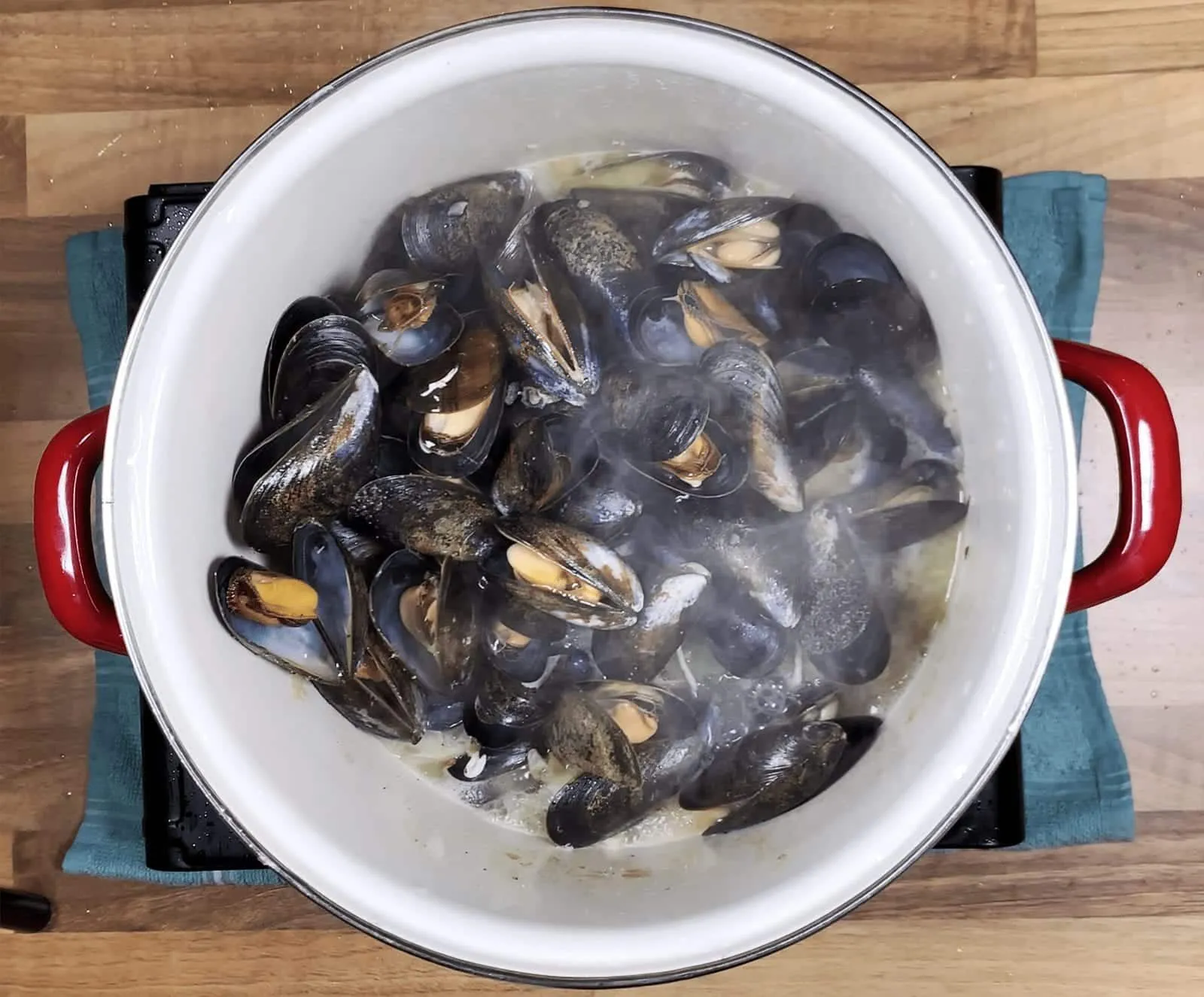 Linguine with mussels, scallops and garlic in white wine and cream is a classic Italian recipe. Serve with fresh crusty bread for dipping. Yum! | theyumyumclub.com