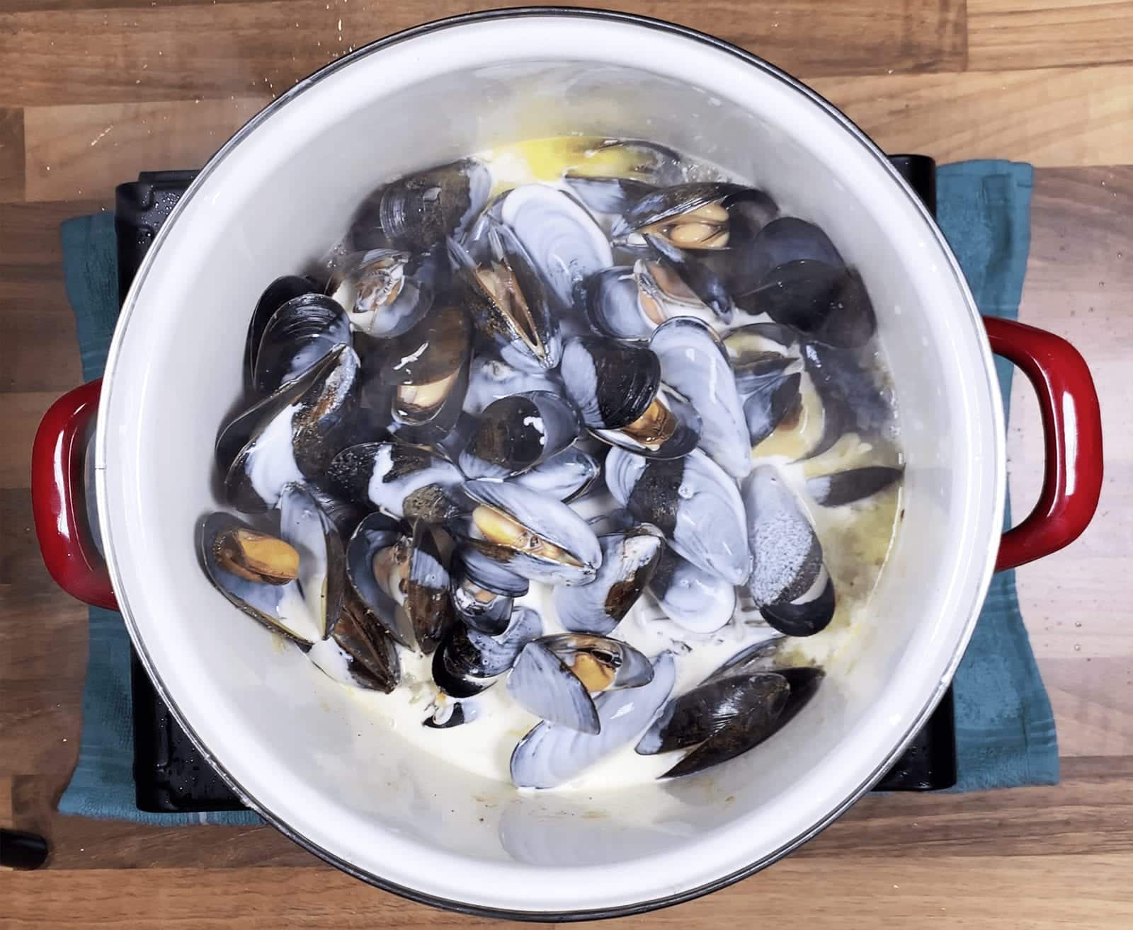 Linguine with mussels, scallops and garlic in white wine and cream is a classic Italian recipe. Serve with fresh crusty bread for dipping. Yum! | theyumyumclub.com