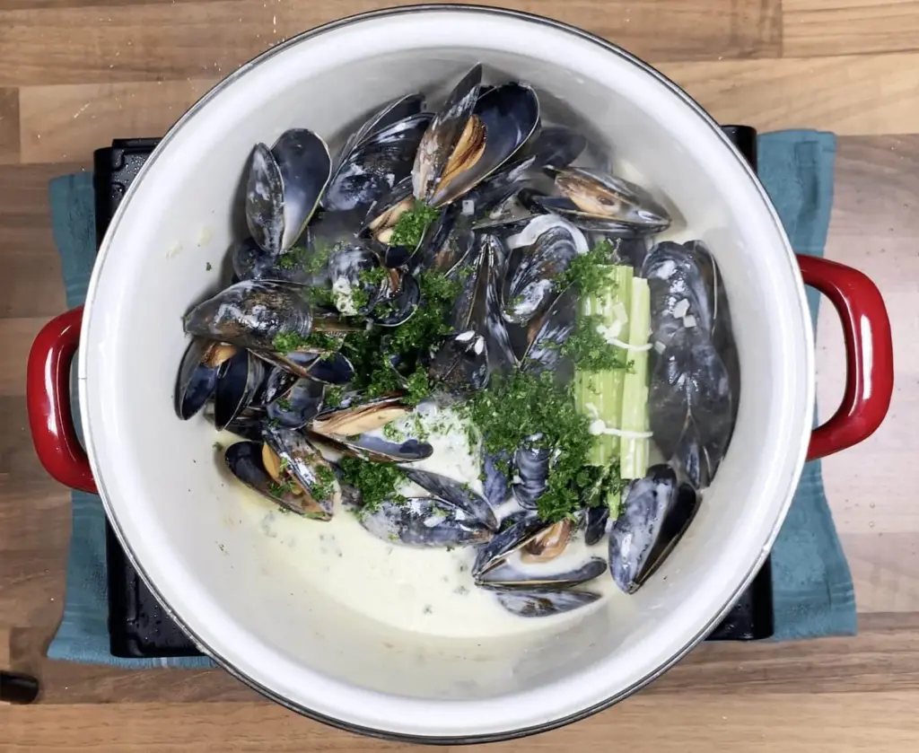Linguine with mussels, scallops and garlic in white wine and cream is a classic Italian recipe. Serve with fresh crusty bread for dipping. Yum! | theyumyumclub.com
