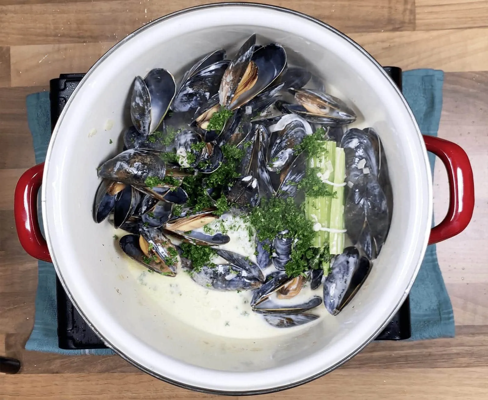 Linguine with mussels, scallops and garlic in white wine and cream is a classic Italian recipe. Serve with fresh crusty bread for dipping. Yum! | theyumyumclub.com