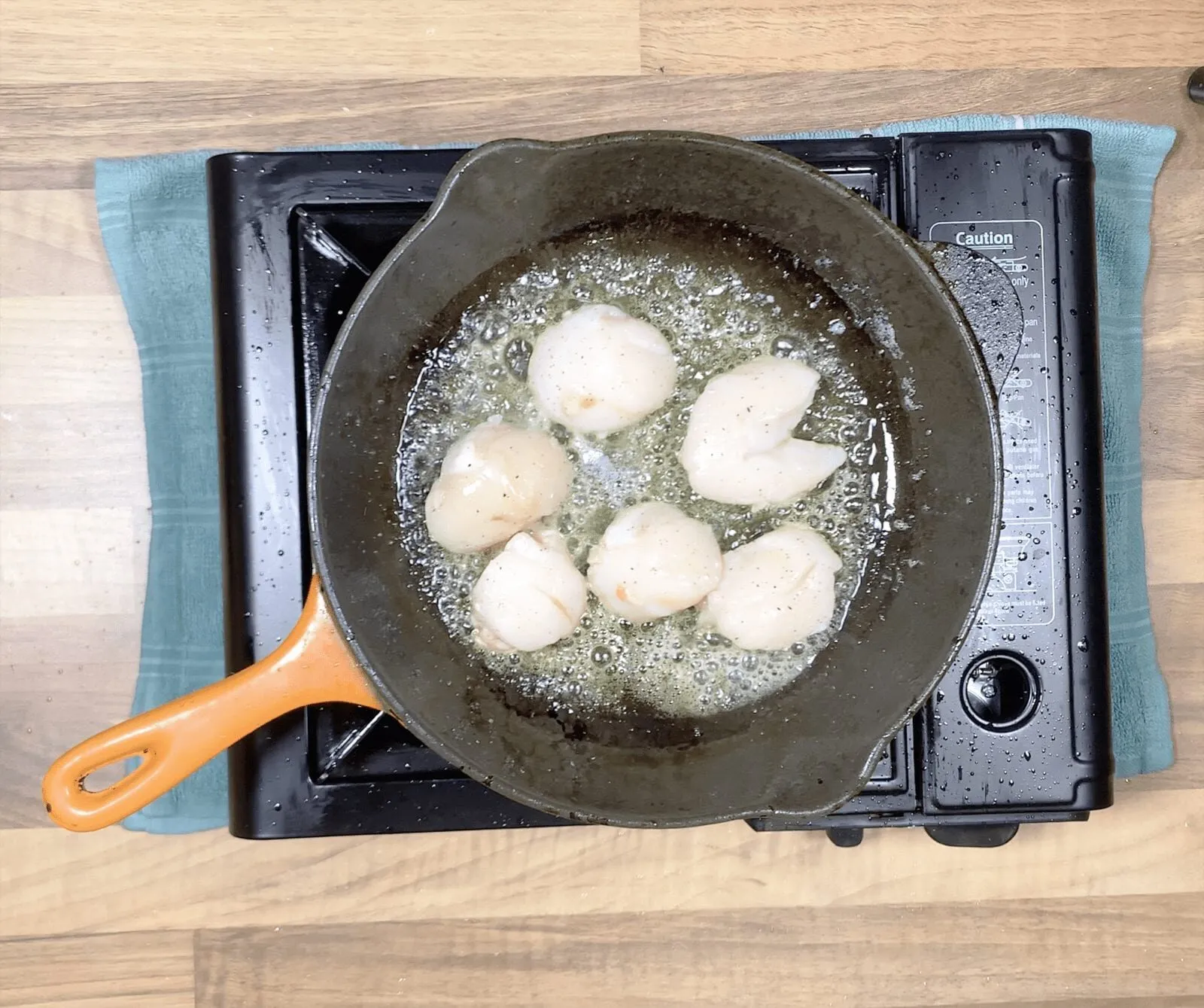 Linguine with mussels, scallops and garlic in white wine and cream is a classic Italian recipe. Serve with fresh crusty bread for dipping. Yum! | theyumyumclub.com