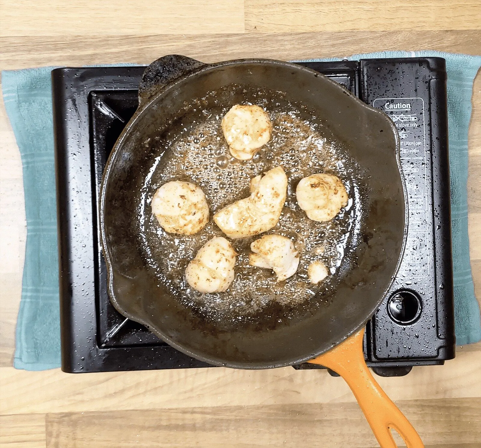 Linguine with mussels, scallops and garlic in white wine and cream is a classic Italian recipe. Serve with fresh crusty bread for dipping. Yum! | theyumyumclub.com