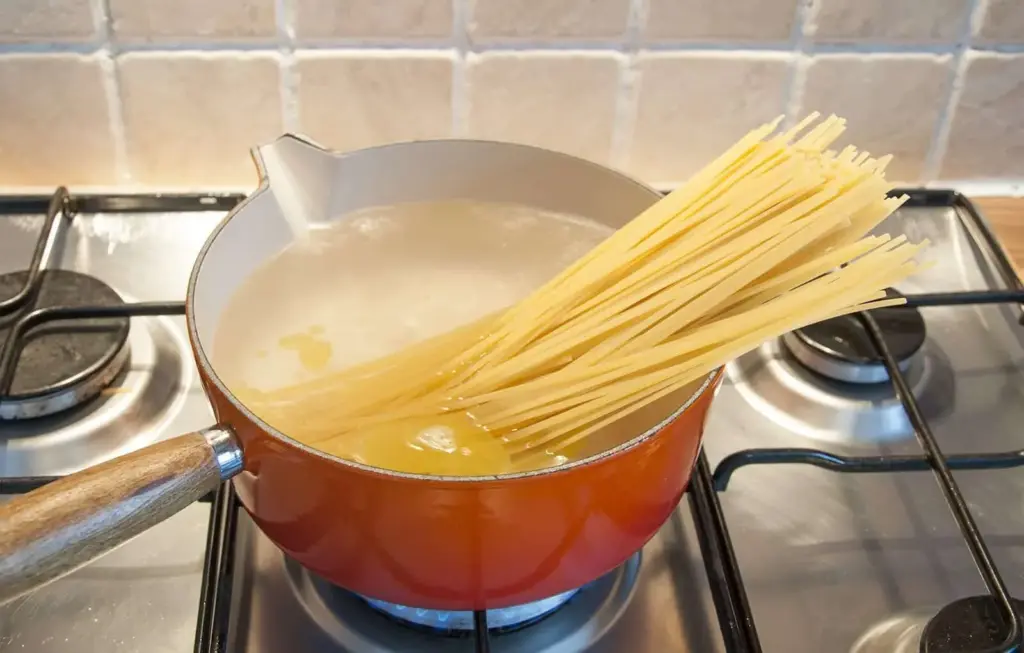 Linguine with mussels, scallops and garlic in white wine and cream is a classic Italian recipe. Serve with fresh crusty bread for dipping. Yum! | theyumyumclub.com