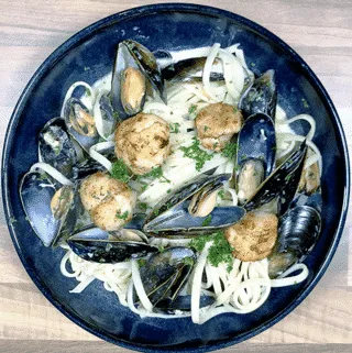 Linguine with mussels, scallops and garlic in white wine and cream is a classic Italian recipe. Serve with fresh crusty bread for dipping. Yum! | theyumyumclub.com