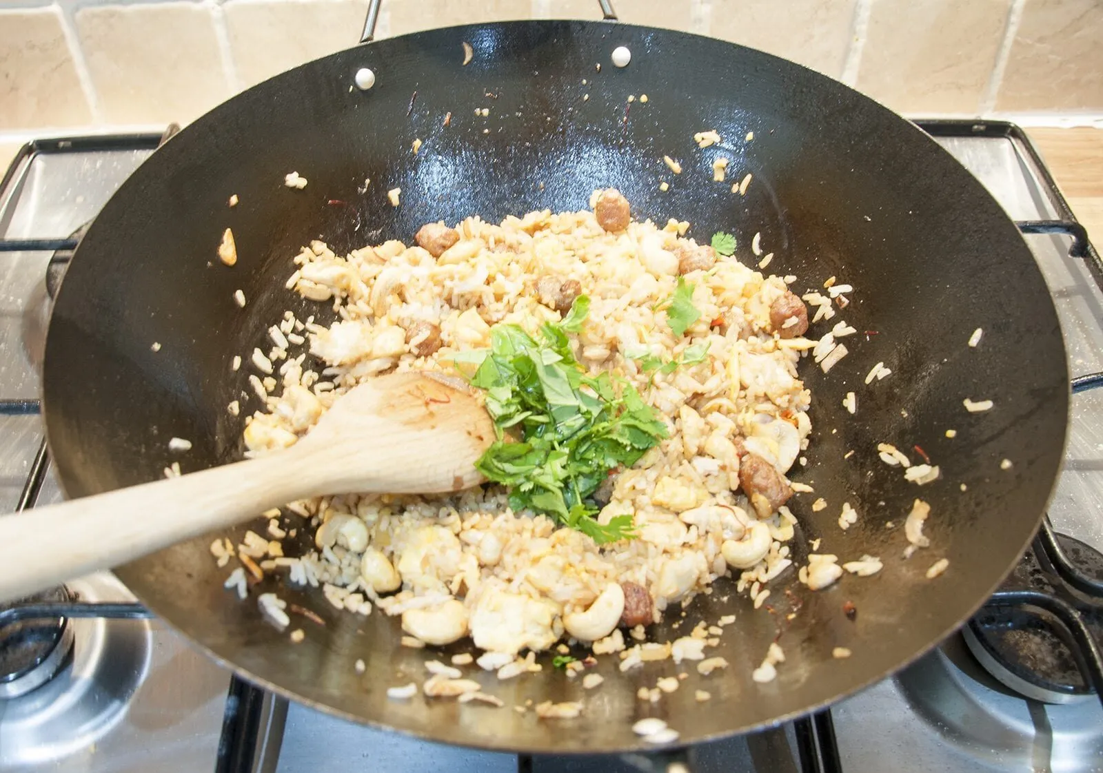 This Thai style sausage fried rice is a fusion of the best from East and West. Cashews, chilli, garlic, basil, coriander and sweet smelling saffron. Yum! | theyumyumclub.com