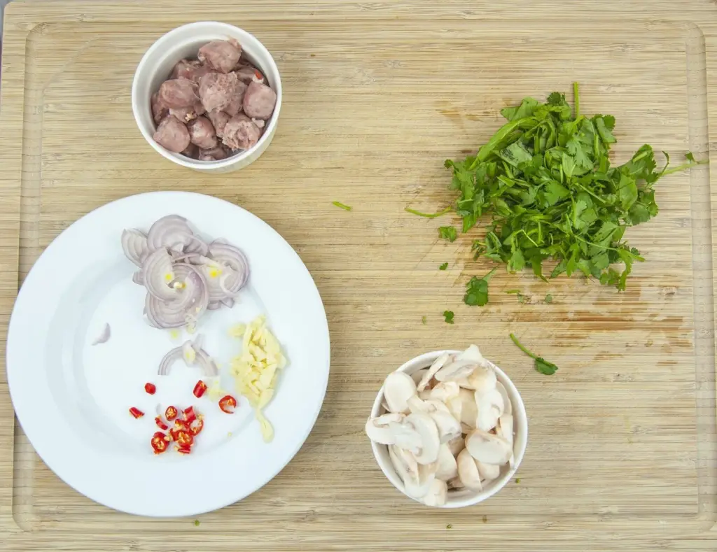 This Thai style sausage fried rice is a fusion of the best from East and West. Cashews, chilli, garlic, basil, coriander and sweet smelling saffron. Yum! | theyumyumclub.com