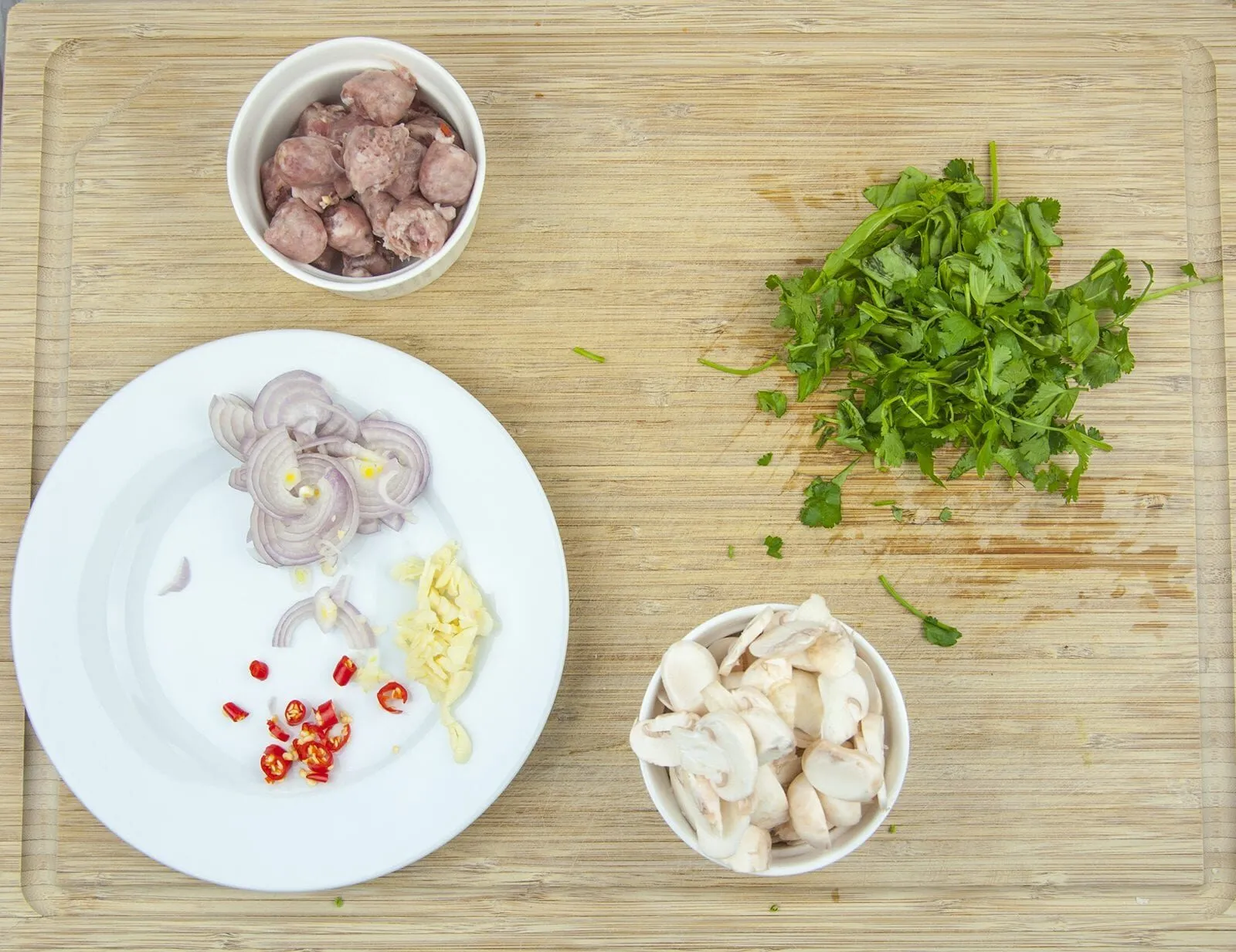 This Thai style sausage fried rice is a fusion of the best from East and West. Cashews, chilli, garlic, basil, coriander and sweet smelling saffron. Yum! | theyumyumclub.com