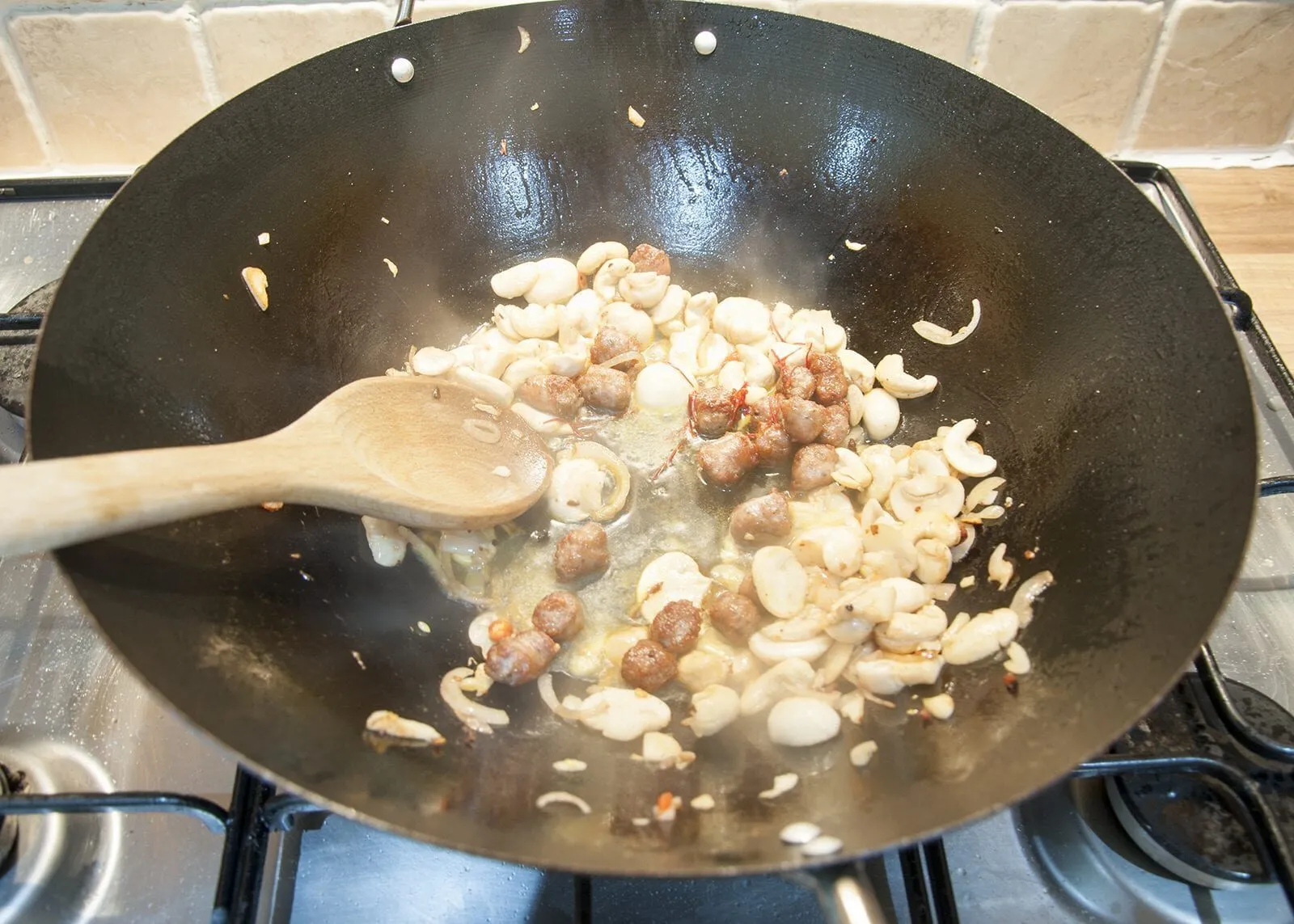 This Thai style sausage fried rice is a fusion of the best from East and West. Cashews, chilli, garlic, basil, coriander and sweet smelling saffron. Yum! | theyumyumclub.com