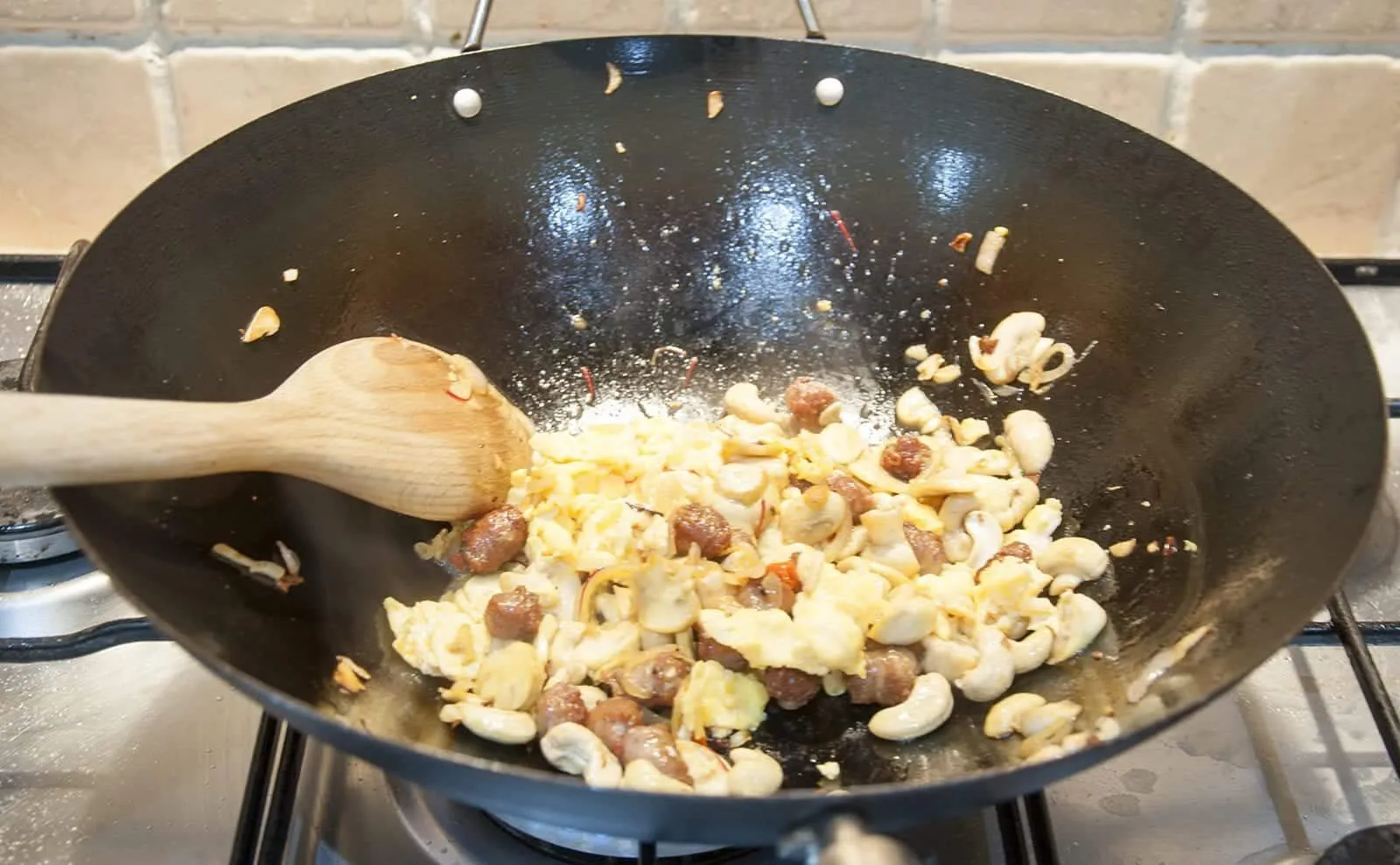 This Thai style sausage fried rice is a fusion of the best from East and West. Cashews, chilli, garlic, basil, coriander and sweet smelling saffron. Yum! | theyumyumclub.com